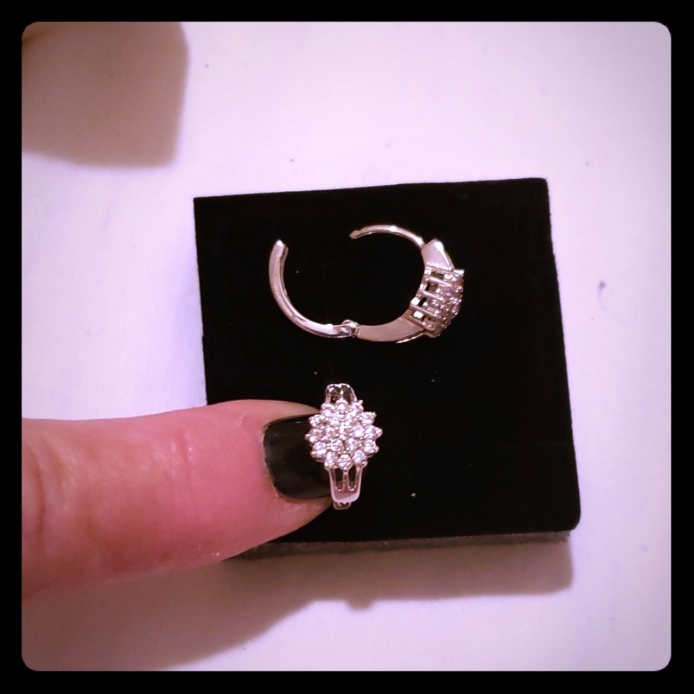 Earring Note: new, no tag. Never worn